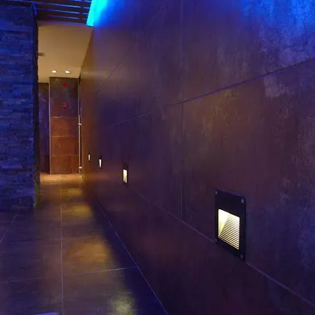 & Niunit Otel El Serrat